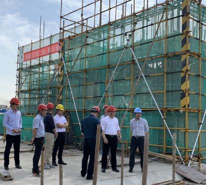 公司總經(jīng)理周勇帶隊檢查人才公寓項目安全生產(chǎn)工作