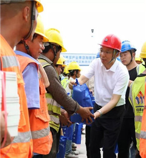 你們辛苦了！市領(lǐng)導(dǎo)慰問中創(chuàng)區(qū)一線施工人員